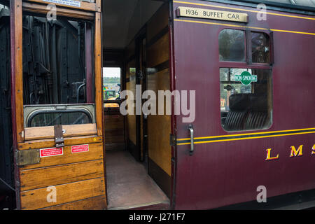 Carrelli sul Royal Scot treno a vapore, Bridgnorth stazione ferroviaria, Shropshire, West Midlands, Regno Unito. Foto Stock