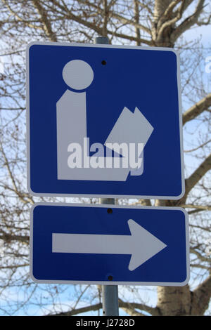 Primo piano della direzione di cartello Library Sign con albero in background. Foto Stock