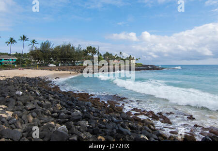 Koloa Kauai Hawaii spiaggia bellissima a Brenneck;s spiaggia con rocce e onde Foto Stock