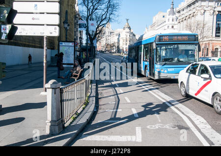 Pista ciclabile nel centro di Madrid in Calle Alcala Foto Stock