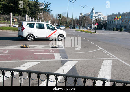 Pista ciclabile nel centro di Madrid in Calle Alcala Foto Stock