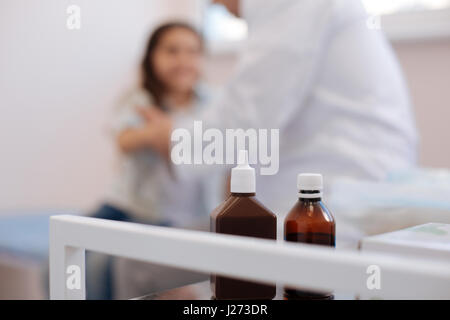 Messa a fuoco selettiva della medicina in piedi in un ufficio medici Foto Stock
