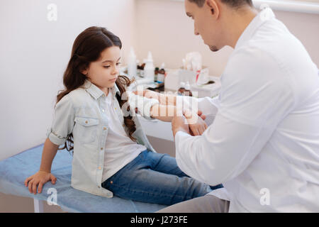 Professionista serio reumatologo lavora con un paziente Foto Stock