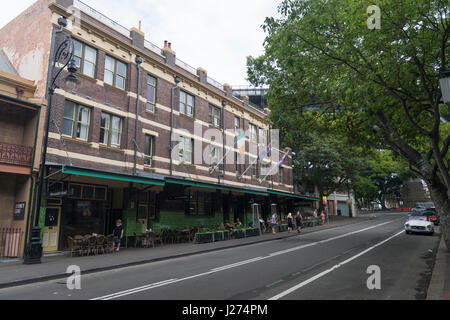 Australia 2016/17. Negozi ed appartamenti su George St nell'area Rocks di Sydney, Nuovo Galles del Sud, Australia. Foto Stock