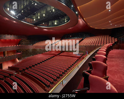 Auditorium principale spazio. Nazionale di Teatro di Taichung, Taichung, Cina. Architetto: Toyo Ito , 2016. Foto Stock