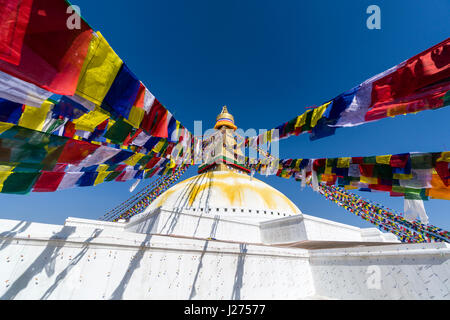 La bouda stupa è il centro di spiritualità buddista in città, l'edificio bianco è decorata da colorati tibetean prayerflags Foto Stock