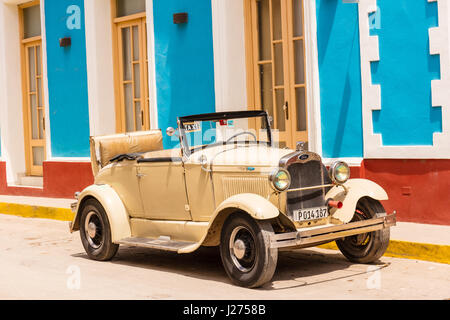 Vecchio open top Ford auto, Trinidad, Cuba Foto Stock