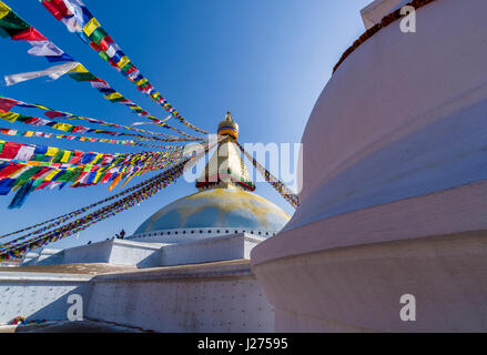 La bouda stupa è il centro di spiritualità buddista in città, l'edificio bianco è decorata da colorati tibetean prayerflags Foto Stock