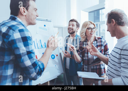 Allegro gruppo professionale di chi lavora in ufficio a discutere di progetto Foto Stock
