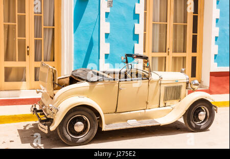 Vecchio open top Ford auto, Trinidad, Cuba Foto Stock