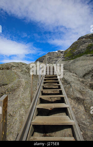 Pootpath scale in montagna sulla strada a Nigardsbreen ghiacciaio Jostedalsbreen parco nazionale vicino al villaggio di Gaupne nella valle Jostedalen, Luste Foto Stock