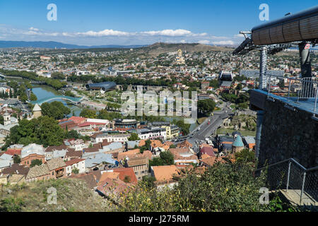 La città di Tbilisi antenna centrale vista dalla fortezza di Narikala, Georgia Foto Stock