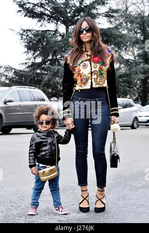 In street style® Chanel, pronto a indossare un/W il 2017-2018, le Grand-Palais, Parigi, Francia Foto Stock