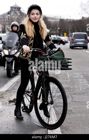 In street style® Chanel, pronto a indossare un/W il 2017-2018, le Grand-Palais, Parigi, Francia Foto Stock