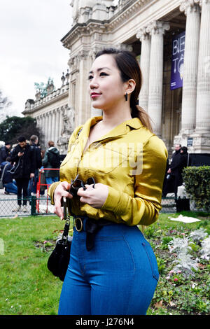 In street style® Chanel, pronto a indossare un/W il 2017-2018, le Grand-Palais, Parigi, Francia Foto Stock