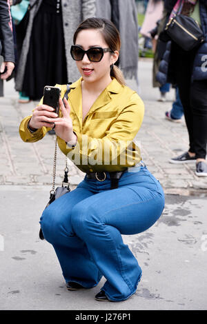 In street style® Chanel, pronto a indossare un/W il 2017-2018, le Grand-Palais, Parigi, Francia Foto Stock