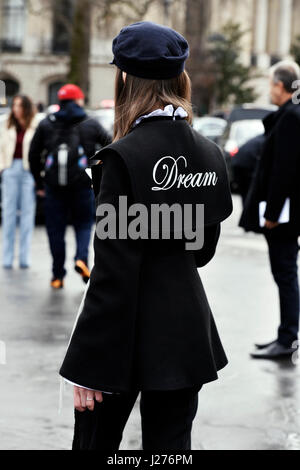 In street style® Chanel, pronto a indossare un/W il 2017-2018, le Grand-Palais, Parigi, Francia Foto Stock