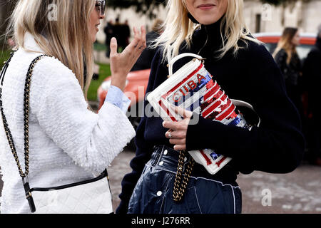 In street style® Chanel, pronto a indossare un/W il 2017-2018, le Grand-Palais, Parigi, Francia Foto Stock