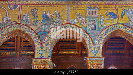 Parete Nord mosaici raffiguranti la costruzione della torre di Babele in Norman-Byzantine cattedrale medievale di Monreale, in provincia di Palermo, Sicilia, Foto Stock