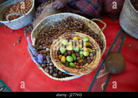 I dadi di Argan in cesti presso la cooperativa Marjana, Ounara, Essouira, Marocco Foto Stock