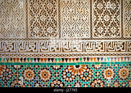 Berber Mocarabe nido lavoro decorazioni a stucco e Berber design piastrelle del Mauseleum di Moulay Ismaïl Ibn Sharif , Meknes Tafilalet, Marocco. Foto Stock