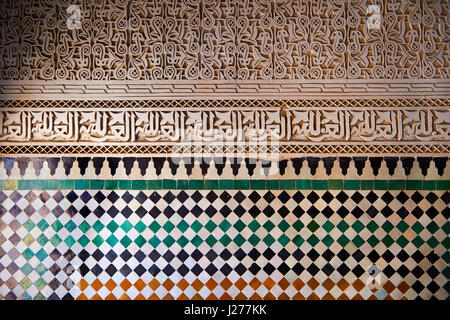 Berber Mocarabe nido lavoro decorazioni a stucco e Berber design piastrelle del xvii secolo Berber Pavillion degli ambasciatori costruito sultano Moulay Foto Stock