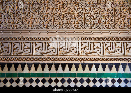 Berber Mocarabe nido lavoro decorazioni a stucco e Berber design piastrelle del xvii secolo Berber Pavillion degli ambasciatori costruito sultano Moulay Foto Stock