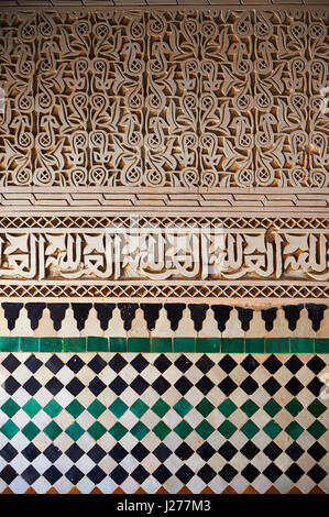 Berber Mocarabe nido lavoro decorazioni a stucco e Berber design piastrelle del xvii secolo Berber Pavillion degli ambasciatori costruito sultano Moulay Foto Stock