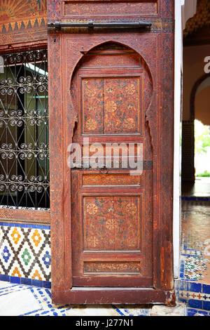 Arabesque in stile moresco verniciata del pannello della porta del Dar Jamai Museum, tipica dimora dell alta borghesia marocchino alla fine del XIX secolo. Meknes, Marocco Foto Stock