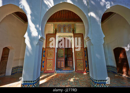 Arabesque architettura moresca del Dar Jamai Museo un tipiche abitazioni di alta borghesia marocchino alla fine del XIX secolo. La mansuetudine, Marocco Foto Stock