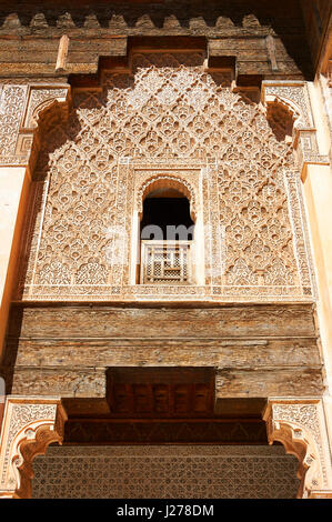 Berber arabesque Morcabe intonaco del XIV secolo Ben Youssef Madersa (islamica college) ri-costruito dal Sultano Saadiane Abdallah al-Ghalib Foto Stock