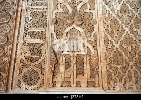 Berber arabesque Morcabe intonaco del XIV secolo Ben Youssef Madersa (islamica college) ri-costruito dal Sultano Saadiane Abdallah al-Ghalib Foto Stock