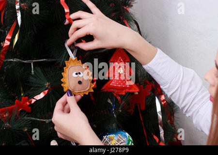 Giocattolo di natale. Nuovo anno. Il Natale di umore. Mani closeup. Foto Stock