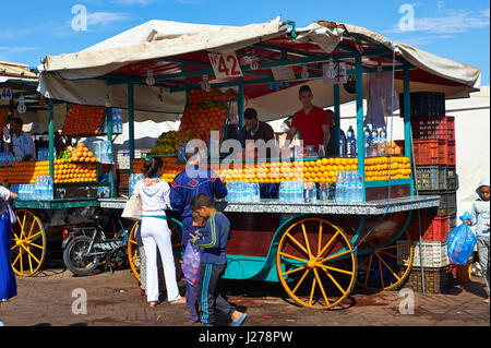 Chioschi in piazza Jemaa El Fnaa di Marrakech, Marocco Foto Stock