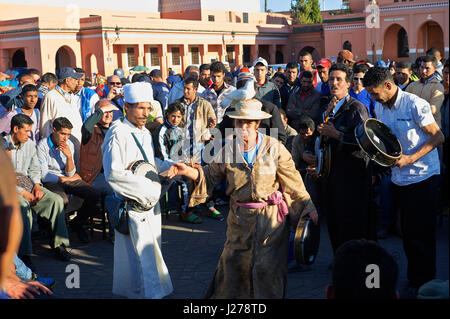 Animatori in piazza Jemaa El Fnaa di Marrakech, Marocco Foto Stock
