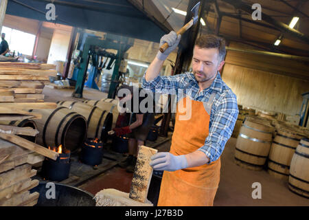 Cooper il taglio di legno per fumatori di barili Foto Stock