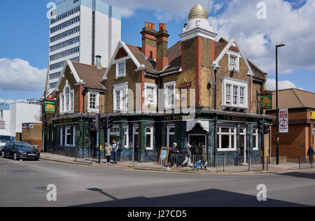 Il Beehive Pub a Brentford Foto Stock