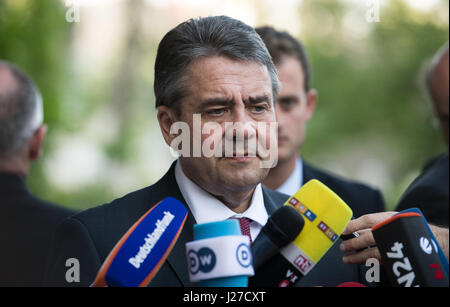 Gerusalemme, Israele. Xxv Aprile, 2017. Il Ministro tedesco degli Affari Esteri Sigmar GABRIEL (SPD) commentando la annullato incontro con il Primo Ministro israeliano Netanjahu in Gerusalemme, Israele, 25 aprile 2017. Il Ministro tedesco degli Affari esteri ha visitato la Giordania, Israele e Territori Palestinesi. Foto: Bernd von Jutrczenka/dpa/Alamy Live News Foto Stock