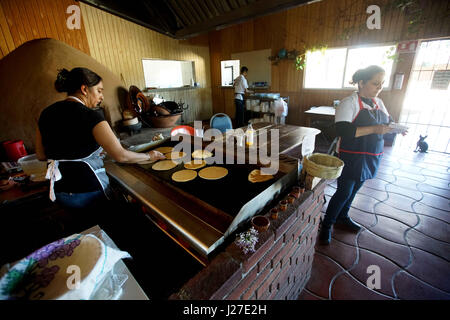 La Valle De Guadelupe, Baja California, Messico. 6 apr, 2017. Una donna cuochi toritillas presso La Cocina de Dona Esthella Mercoledì, Aprile 5, 2017. Credito: Sandy Huffaker/ZUMA filo/Alamy Live News Foto Stock