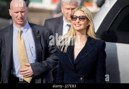 Berlino, Germania. Xxv Aprile, 2017. dpatop - Ivanka Trump, figlia e consigliere del Presidente USA, visitando il memoriale dell'Olocausto a Berlino, Germania, 25 aprile 2017. Trump è lì dopo la sua partecipazione al sistema internazionale di W20 vertice sull'empowerment della donna. Foto: Kay Nietfeld/dpa/Alamy Live News Foto Stock