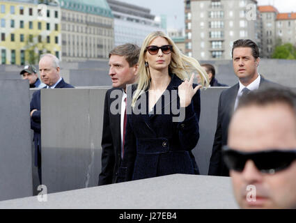 Berlino, Germania. Xxv Aprile, 2017. dpatop - Ivanka Trump, figlia e consulente del Presidente degli Stati Uniti in visita al memoriale dell'Olocausto a Berlino, Germania, 25 aprile 2017. Trump è lì dopo la sua partecipazione al sistema internazionale di W20 vertice sull'empowerment della donna. Foto: Michael Sohn/AP/piscina/dpa/Alamy Live News Foto Stock