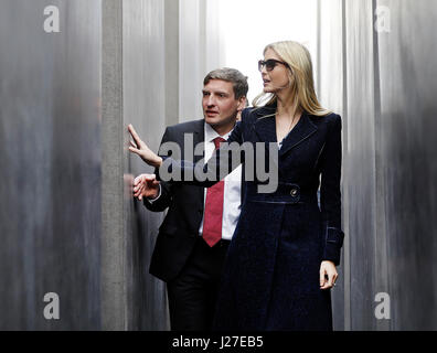 Berlino, Germania. Xxv Aprile, 2017. dpatop - Ivanka Trump, figlia e consulente del Presidente degli Stati Uniti in visita al memoriale dell'Olocausto a Berlino, Germania, 25 aprile 2017. Trump vi è nella partecipazione dopo la sua partecipazione al sistema internazionale di W20 vertice sull'empowerment della donna. Foto: Michael Sohn/AP/piscina/dpa/Alamy Live News Foto Stock