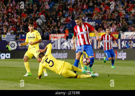 Mateo Musacchio (5) Villerreal CF il lettore. Jorge Resurreccion Merodio (6) Atletico de Madrid il lettore.La Liga tra Atlético de Madrid vs Villerreal CF A Vicente Calderón Stadium in Madrid, Spagna, 25 aprile 2017 . Foto Stock