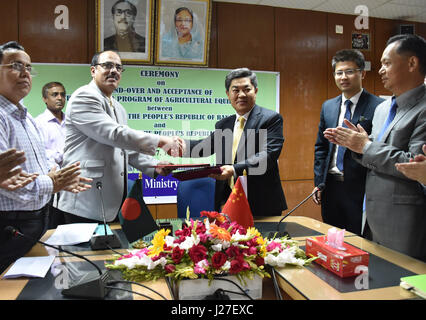 Dacca in Bangladesh. Xxv Aprile, 2017. Ambasciatore cinese in Bangladesh Ma Mingqiang (terza R) stringe la mano con il Segretario del Bangladesh il Ministero dell Agricoltura Moinuddin Abdullah (3 L) durante una cerimonia di consegna di fattoria di macchinari e attrezzature agricole fornito dalla Cina di Dacca, capitale del Bangladesh, il 25 aprile 2017. Cina martedì consegnato 6,004 pezzi di macchinari e attrezzature agricole in Bangladesh il ministero dell agricoltura sotto una sovvenzione programma di aiuti per aiutare il paese ad ammodernare la propria agricoltura. Credito: Liu Chuntao/Xinhua/Alamy Live News Foto Stock