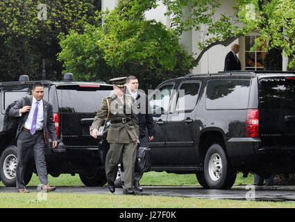 Washington, Stati Uniti d'America. Xxv Aprile, 2017. Il presidente statunitense Donald Trump cammina indietro all'ufficio Ovale della Casa Bianca a Washington DC, il 25 aprile 2017. Credito: MediaPunch Inc/Alamy Live News Foto Stock