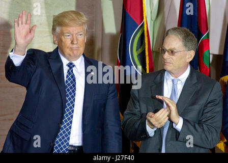 Il Presidente degli Stati Uniti, Trump, sinistra, onde per il pubblico come Tom A. Bernstein, Presidente, noi Memoriale dell Olocausto consiglio, diritto, applaude seguendo il suo commento alla commemorazione nazionale dei giorni della cerimonia di ricordo nella rotonda del Campidoglio degli Stati Uniti in Washington, DC martedì, 25 aprile 2017. Il rispetto è parte del più ampio di Yom HaShoah o olocausto Giorno del Ricordo di cerimonie in tutto il mondo. Credito: Ron Sachs/CNP - nessun filo servizio- foto: Ron Sachs/consolidato Notizie Foto/Ron Sachs - CNP Foto Stock