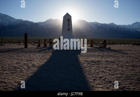 Marzo 31, 2017 - Lone Pine, CA, Stati Uniti d'America - Il monumento al cimitero Manzanar presso il Manzanar Sito Storico Nazionale di venerdì 31 marzo 2017 a Lone Pine, CA..500-acro sezione di alloggiamento è stata circondata da filo spinato e otto torri di guardia con i proiettori e sorvegliata dalla polizia militare. Al di fuori del recinto, la polizia militare, di alloggiamento di un serbatoio, un impianto di trattamento dei liquami e dei campi agricoli occupati i restanti 5.500 acri. Da Settembre 1942 più di 10.000 americani giapponesi fossero affollate in 504 caserme organizzati in 36 blocchi. Vi era poca o nessuna privacy nel barracksÃ"e non Foto Stock