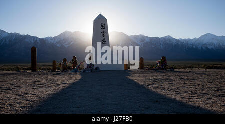 Marzo 31, 2017 - Lone Pine, CA, Stati Uniti d'America - Il monumento al cimitero Manzanar presso il Manzanar Sito Storico Nazionale di venerdì 31 marzo 2017 a Lone Pine, CA..500-acro sezione di alloggiamento è stata circondata da filo spinato e otto torri di guardia con i proiettori e sorvegliata dalla polizia militare. Al di fuori del recinto, la polizia militare, di alloggiamento di un serbatoio, un impianto di trattamento dei liquami e dei campi agricoli occupati i restanti 5.500 acri. Da Settembre 1942 più di 10.000 americani giapponesi fossero affollate in 504 caserme organizzati in 36 blocchi. Vi era poca o nessuna privacy nel barracksÃ"e non Foto Stock