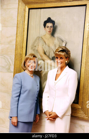 Washington, DC - 18 Giugno 1997 - In questa foto fornite dalla Casa Bianca, prima signora Hillary Rodham Clinton e Diana, principessa di Galles, posano per una foto alla Casa Bianca. La principessa e la first lady aveva un privato, 30 minuti di chat.Credito: Sharon agricoltore - White House via CNP - nessun filo servizio- foto: Sharon agricoltore/consolidato Notizie Foto/Sharon agricoltore - White House via CNP Foto Stock