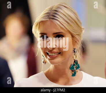 Berlino, Germania. Xxv Aprile, 2017. dpatop - Ivanka Trump, figlia e consulente del Presidente degli Stati Uniti, arrivando a cena in Deutsche Bank dopo aver preso parte alla international W20 vertice sull'empowerment della donna a Berlino, Germania, 25 aprile 2017. Foto: Michael Sohn/AP-PISCINA/dpa/Alamy Live News Foto Stock